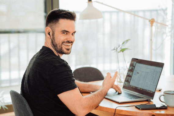 Person am Arbeitsplatz